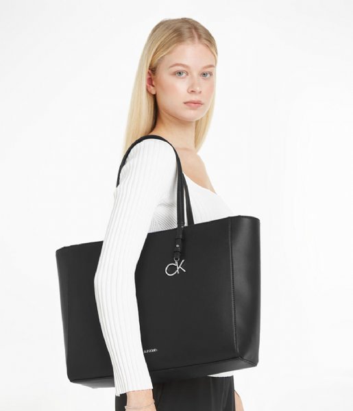 Calvin Klein  Ck Must Shopper Md Ck Black (BAX)