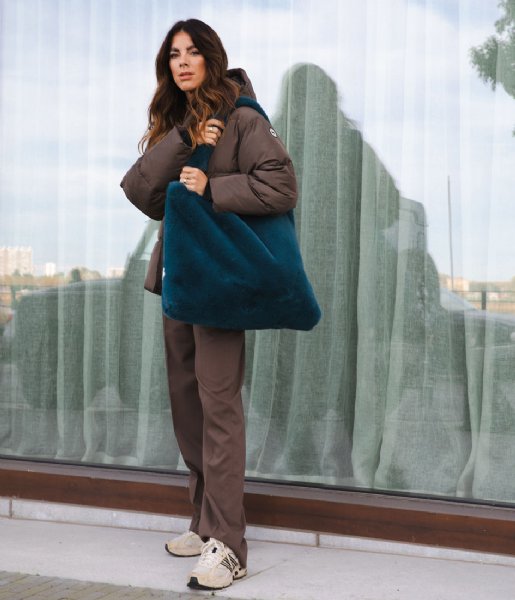inch jorden Sanders Studio Noos Bletasker Faux Fur Mom Bag Petrol Blue | The Little Green Bag